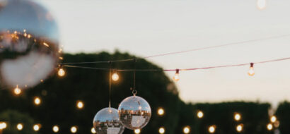 Funkelnde Lichterketten und Discokugeln sorgen für stimmungsvolle Open-Air-Event-Atmosphäre.